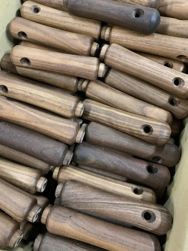 固まった雪を砕いて除雪【カチ割りスコップ 炭 グラスファイバー柄