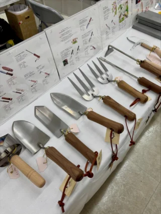 畑の除草、土寄せ、穴掘りに【（刃物鋼）木柄波刃穴明デルタホー240mm